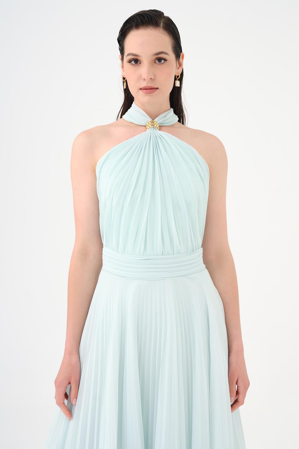 Broş Detaylı Halter Yaka Piliseli Uzun Abiye Elbise - 9097C