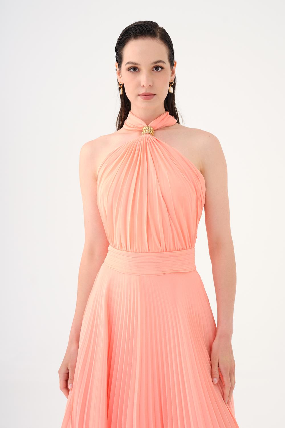 Broş Detaylı Halter Yaka Piliseli Uzun Abiye Elbise - 9097C