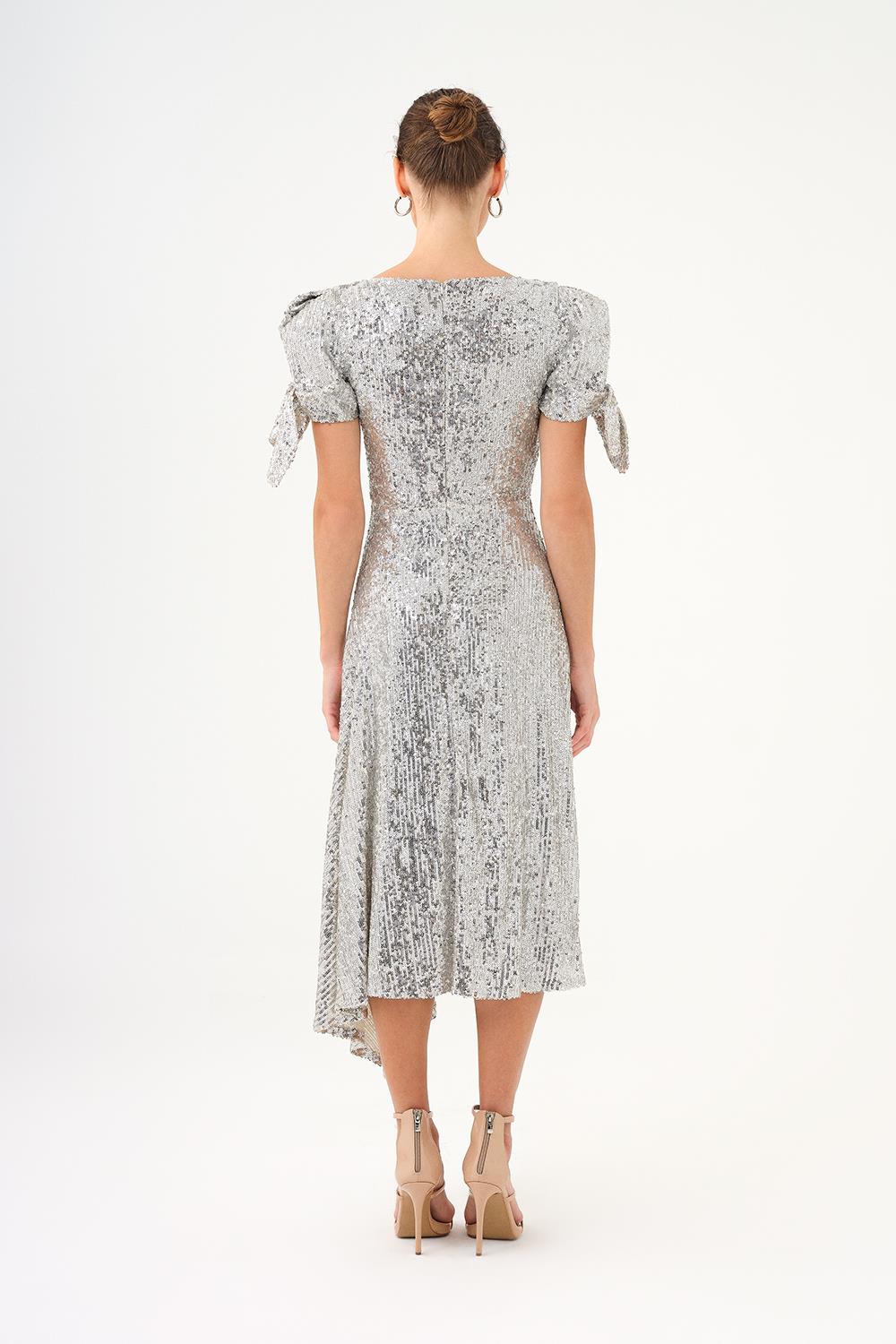 Fiyonk Detaylı Kollu Asimetrik Kesim Payet Midi Abiye Elbise - 9142C